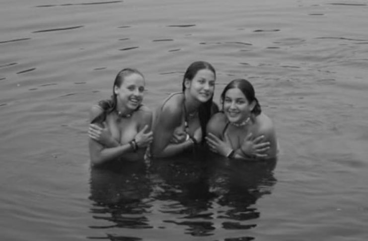 Подруги купаются на речке подсмотренное фото