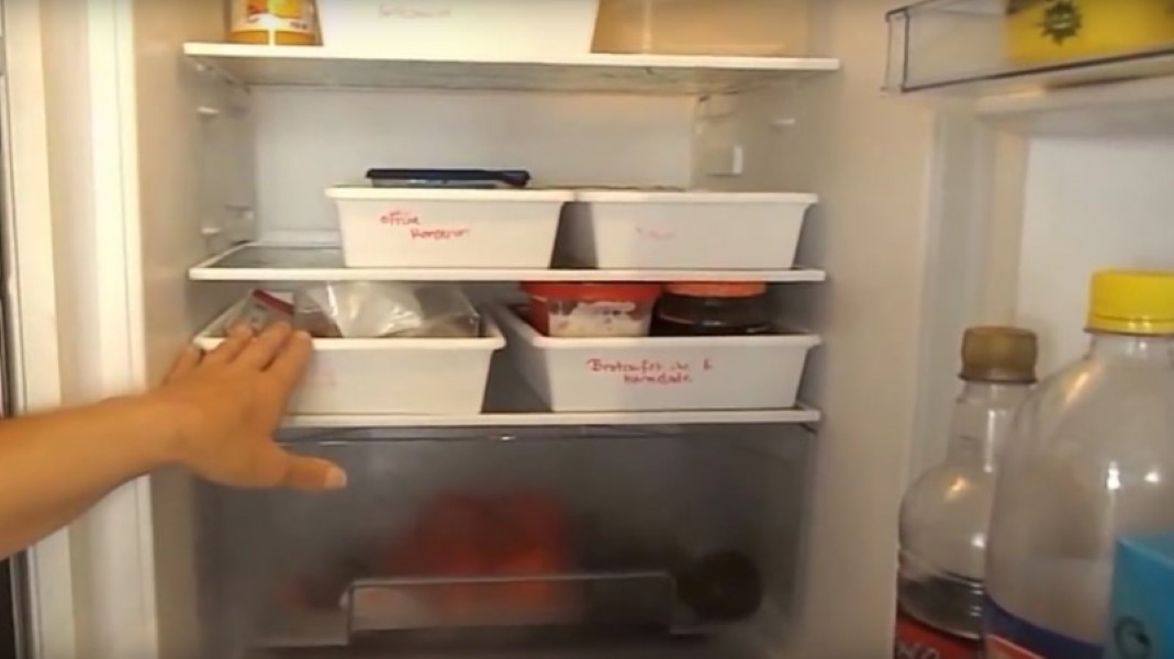 Кастрюля в холодильнике. Кастрюля в холодильнике а крышка на полке. Холодильник только для. Ставим кастрюлю в холодильник. Можно ставить горячие кастрюли в холодильник