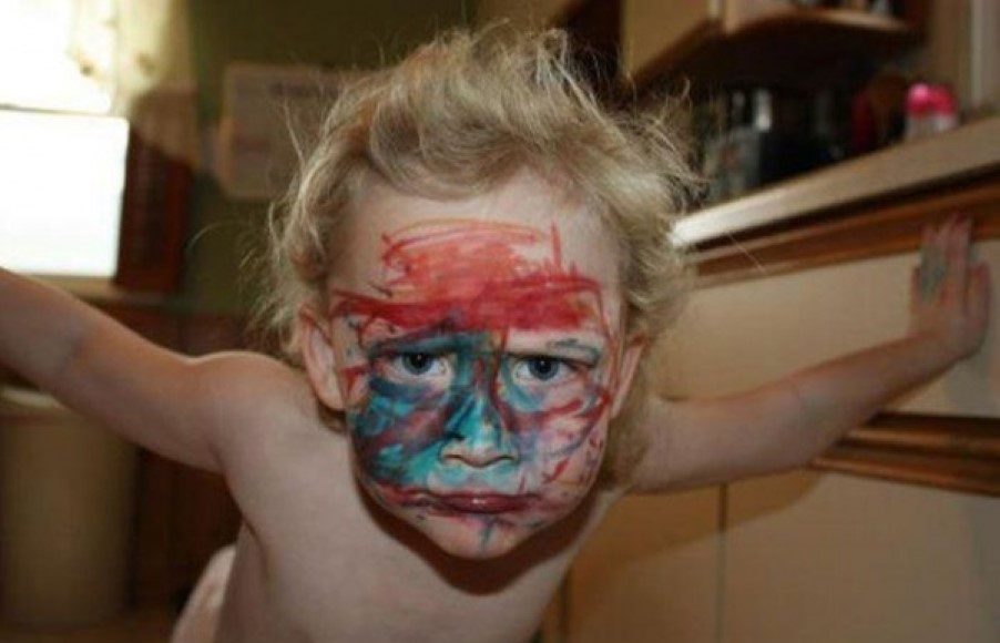 Мальчик разрисовал. Краски для детей. Ребенок испачкался в краске. Ребенок измазался в краске.